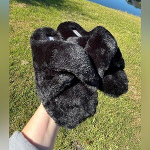 NWOT Temperpedic Black Faux Fur Slippers Size 7